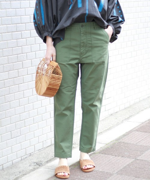 JOURNAL STANDARD relume（ジャーナルスタンダード　レリューム）の「バックサテン ベイカー テーパード パンツ（カーゴパンツ・レディース・カーキ・34/36/38/40）」の3枚目の写真