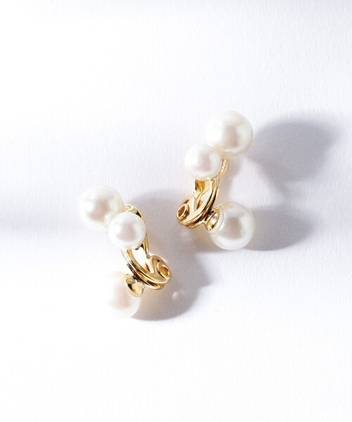 Demi-Luxe BEAMS（デミルクス ビームス）の「jour couture / chubby 3パール イヤリング（イヤリング・レディース・ホワイト・ONE SIZE）」の5枚目の写真
