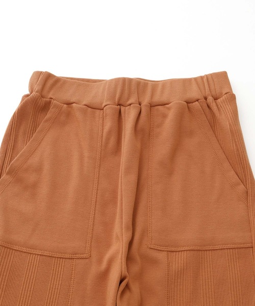 BONLECILL(ボンルシール)の「切替デザイン パッチポケット スリット入りリラックスパンツ(その他パンツ・レディース・オフホワイト/カーキ/オレンジ/チャコール・FREE)」の9枚目の写真