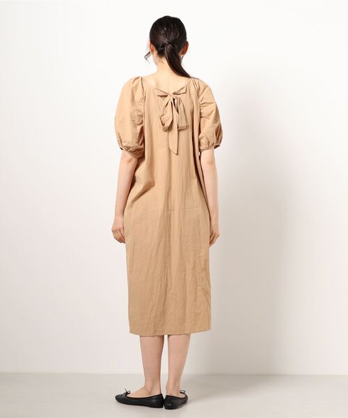 UNRELISH（アンレリッシュ）の「バックシャンリボンカフタンワンピース（ワンピース・レディース・ベージュ/アイボリー・MEDIUM）」の4枚目の写真