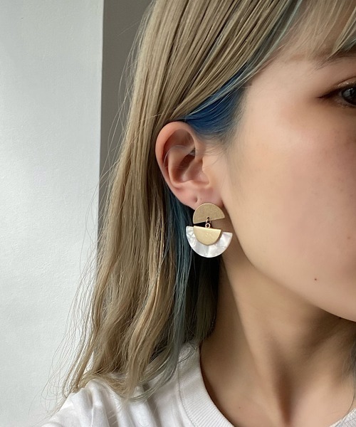 emouv by est（エモーヴバイエスト）の「emouv by est ハーフラウンドピアス（ピアス（両耳用）・レディース・カーキ/オレンジ/ホワイト・FREE）」の2枚目の写真