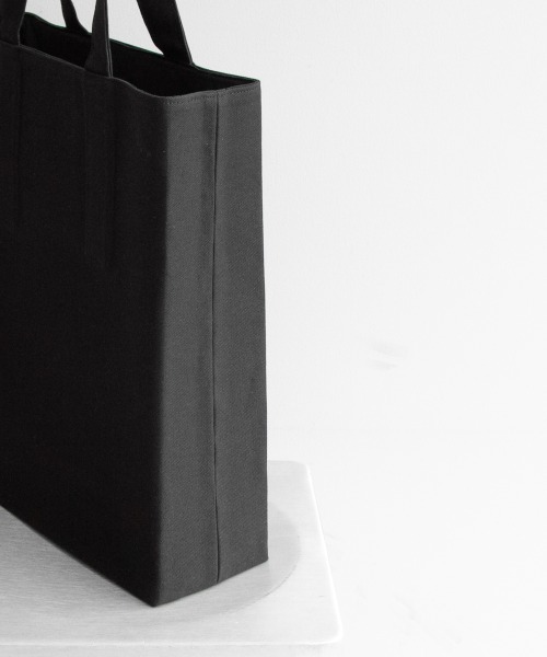 soe（ソーイ）の「soe Square Tote Bag（トートバッグ・メンズ・ブラック・FREE）」の2枚目の写真