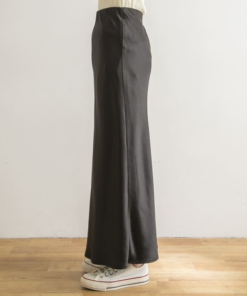 URBAN RESEARCH（アーバンリサーチ）の「サテンバイアススカート（スカート・レディース・カーキ/ブラック・38/36）」の14枚目の写真