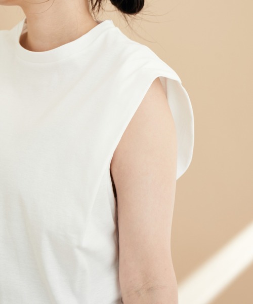 ADAM ET ROPE'（アダムエロペ）の「【サステナブル】ショルダーパッドTシャツ（Tシャツ/カットソー・レディース・ホワイト/ラベンダー/ブラック・FREE）」の11枚目の写真