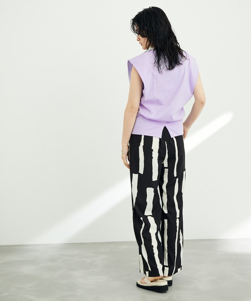ADAM ET ROPE'（アダムエロペ）の「【サステナブル】ショルダーパッドTシャツ（Tシャツ/カットソー・レディース・ホワイト/ラベンダー/ブラック・FREE）」の6枚目の写真