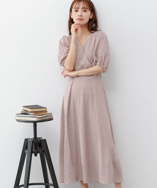 mysty woman(ミスティウーマン)の「レトロ柄カシュクールワンピース 347800(ワンピース・レディース・ブラック/ベージュ/アイボリー・FREE)」の3枚目の写真