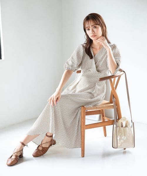 mysty woman(ミスティウーマン)の「レトロ柄カシュクールワンピース 347800(ワンピース・レディース・ブラック/ベージュ/アイボリー・FREE)」の4枚目の写真