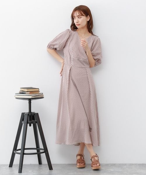 mysty woman(ミスティウーマン)の「レトロ柄カシュクールワンピース 347800(ワンピース・レディース・ブラック/ベージュ/アイボリー・FREE)」の6枚目の写真