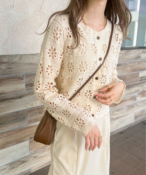 Ambre Ciel(アンブルシエル)の「花柄透かし編みカーディガン/【WEB/EC限定商品】(カーディガン/ボレロ・レディース・ブラック/ダークブラウン/アイボリー・FREE)」の4枚目の写真