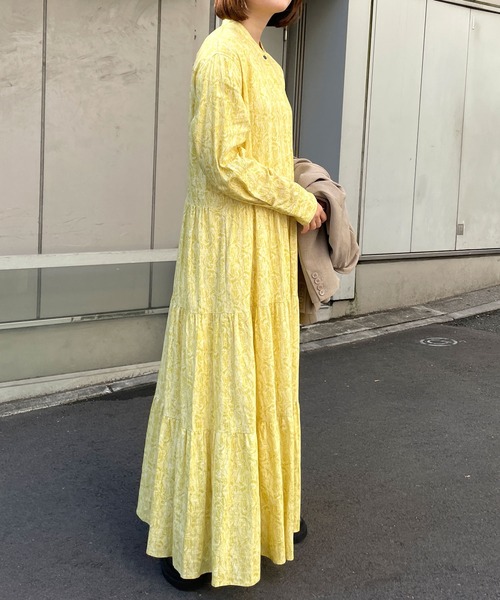 Omekashi(オメカシ)の「プリントティアードワンピース(ワンピース・レディース・ブラック/イエロー・36/38)」の2枚目の写真