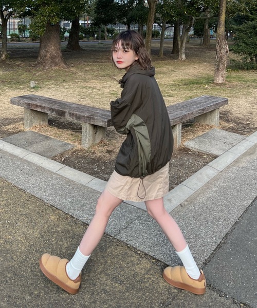 shesame(シーセム)の「ナイロン脇切替アノラック(ブルゾン・レディース・カーキ/アイボリー/ブラック・MEDIUM/LARGE)」の3枚目の写真