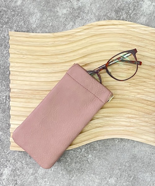 ALTROSE（アルトローズ）の「縦型 めがねケース 合成皮革 ばね口 グラスケース（メガネ・レディース・ブラック/オフホワイト/ブルー/ピンク/マスタード・FREE）」の5枚目の写真
