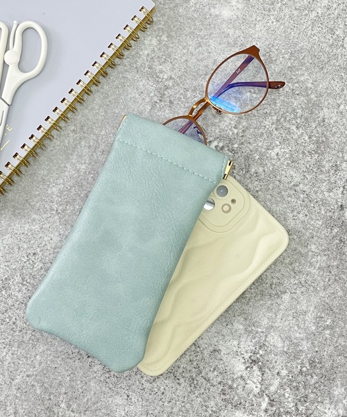 ALTROSE（アルトローズ）の「縦型 めがねケース 合成皮革 ばね口 グラスケース（メガネ・レディース・ブラック/オフホワイト/ブルー/ピンク/マスタード・FREE）」の11枚目の写真