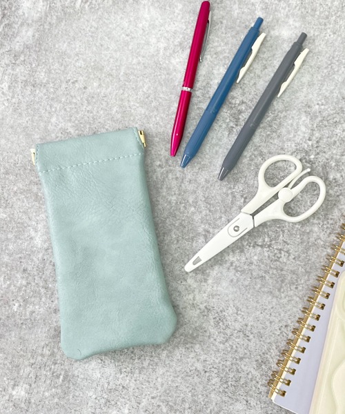 ALTROSE（アルトローズ）の「縦型 めがねケース 合成皮革 ばね口 グラスケース（メガネ・レディース・ブラック/オフホワイト/ブルー/ピンク/マスタード・FREE）」の12枚目の写真