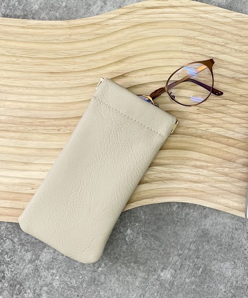 ALTROSE（アルトローズ）の「縦型 めがねケース 合成皮革 ばね口 グラスケース（メガネ・レディース・ブラック/オフホワイト/ブルー/ピンク/マスタード・FREE）」の16枚目の写真