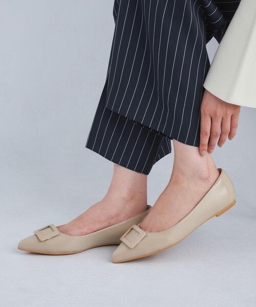 green label relaxing(グリーンレーベルリラクシング)の「ポインテッド バックル フラットシューズ -晴雨兼用-(パンプス・レディース・ブラック/オフホワイト/シルバー/ケリー/ベージュ・22.5cm/23.5cm/23cm/24.5cm/25cm/24cm)」の3枚目の写真