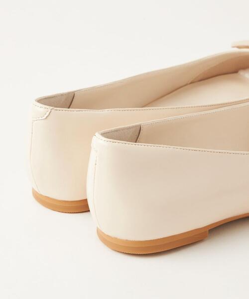 green label relaxing(グリーンレーベルリラクシング)の「ポインテッド バックル フラットシューズ -晴雨兼用-(パンプス・レディース・ブラック/オフホワイト/シルバー/ケリー/ベージュ・22.5cm/23.5cm/23cm/24.5cm/25cm/24cm)」の16枚目の写真