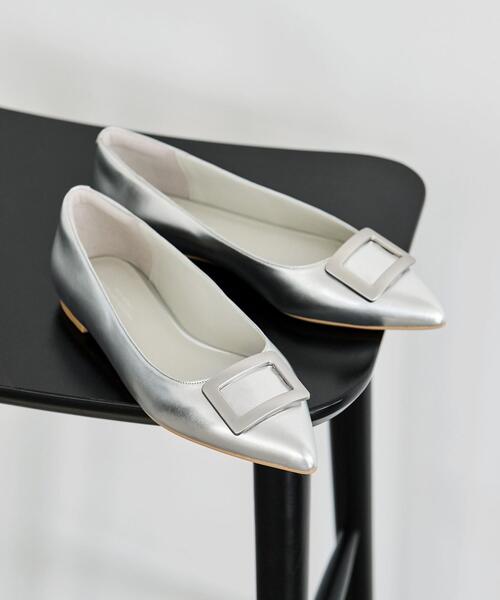 green label relaxing(グリーンレーベルリラクシング)の「ポインテッド バックル フラットシューズ -晴雨兼用-(パンプス・レディース・ブラック/オフホワイト/シルバー/ケリー/ベージュ・22.5cm/23.5cm/23cm/24.5cm/25cm/24cm)」の21枚目の写真