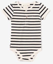 TOMMY HILFIGER（トミーヒルフィガー）の「BABY ボーダーヘンリーネックボディスーツ（ロンパース・キッズ）」