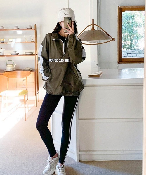 Dalfwin(ダールフィン)の「韓国ファッションBACKロゴハーフジップトラックジャケットブルゾン(ブルゾン・レディース・ブラック/ネイビー/カーキ・FREE)」の5枚目の写真