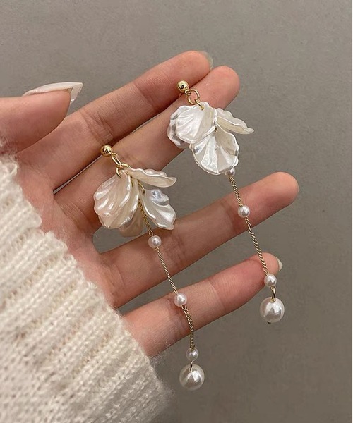 LOPASS（ロパス）の「貝殻の花びらフリンジパールのピアス（ピアス（両耳用）・レディース・A・FREE）」の3枚目の写真