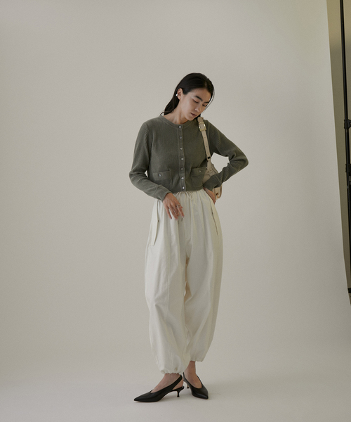 SALON adam et rope'（サロン アダム エ ロペ）の「【公式サイト限定】【BRENTELLA（ブレンテッラ）】バックストラップパンプス（パンプス・レディース・ブラック・22.5cm）」の3枚目の写真