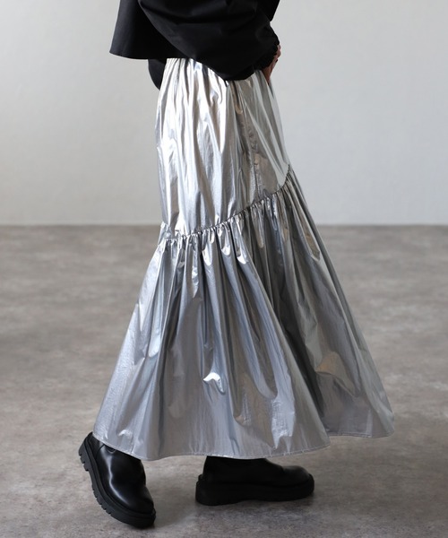 r.（アールドット）の「メタリックタフタギャザーフレアスカート（スカート・レディース・シルバー/ゴールド/ブラック・FREE）」の4枚目の写真