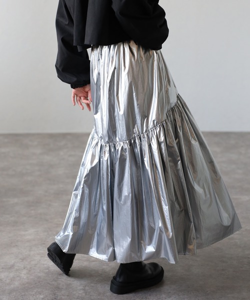 r.（アールドット）の「メタリックタフタギャザーフレアスカート（スカート・レディース・シルバー/ゴールド/ブラック・FREE）」の5枚目の写真