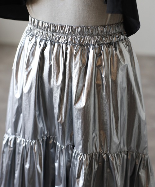 r.（アールドット）の「メタリックタフタギャザーフレアスカート（スカート・レディース・シルバー/ゴールド/ブラック・FREE）」の6枚目の写真