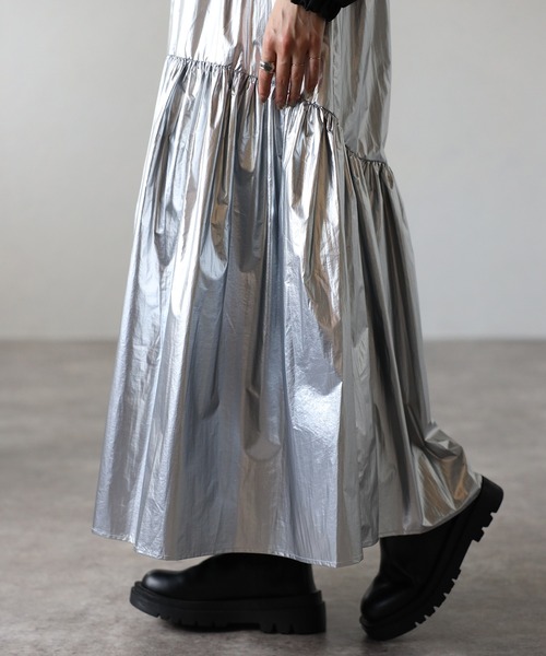 r.（アールドット）の「メタリックタフタギャザーフレアスカート（スカート・レディース・シルバー/ゴールド/ブラック・FREE）」の7枚目の写真