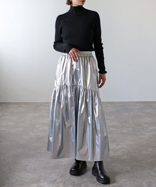 r.（アールドット）の「メタリックタフタギャザーフレアスカート（スカート・レディース・シルバー/ゴールド/ブラック・FREE）」の8枚目の写真
