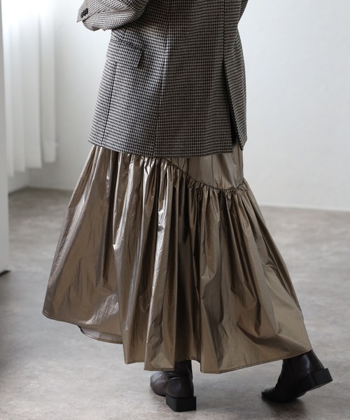 r.（アールドット）の「メタリックタフタギャザーフレアスカート（スカート・レディース・シルバー/ゴールド/ブラック・FREE）」の13枚目の写真