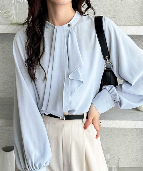 GeeRA(ジーラ)の「2WAYドレープスカーフタイブラウス(シャツ/ブラウス・レディース・ベージュ/アイボリー/ブラック/ブルー・MEDIUM/LARGE)」の4枚目の写真