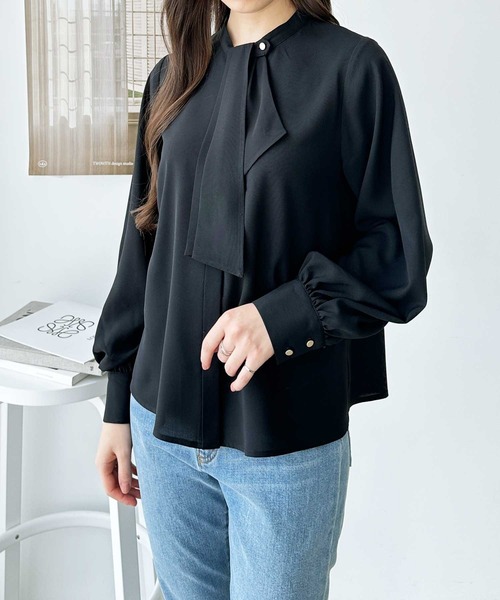 GeeRA(ジーラ)の「2WAYドレープスカーフタイブラウス(シャツ/ブラウス・レディース・ベージュ/アイボリー/ブラック/ブルー・MEDIUM/LARGE)」の7枚目の写真