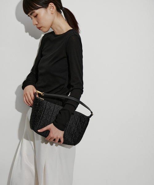 GANNI（ガニー）の「【GANNI】BUTTERFLY MEDIUM POUCH SATIN（ハンドバッグ・レディース・ブラック・FREE）」の2枚目の写真