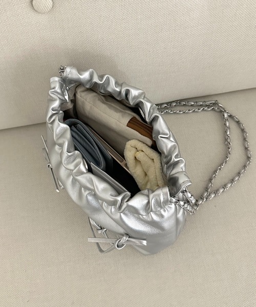 apres jour clair（アプレジュールクレア）の「【apres jour clair×ARIAZ】リボン付きチェーンバッグ（ショルダーバッグ・レディース・シルバー/アイボリー/ブラック・FREE）」の5枚目の写真