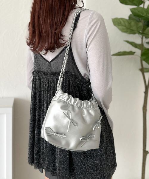 apres jour clair（アプレジュールクレア）の「【apres jour clair×ARIAZ】リボン付きチェーンバッグ（ショルダーバッグ・レディース・シルバー/アイボリー/ブラック・FREE）」の12枚目の写真