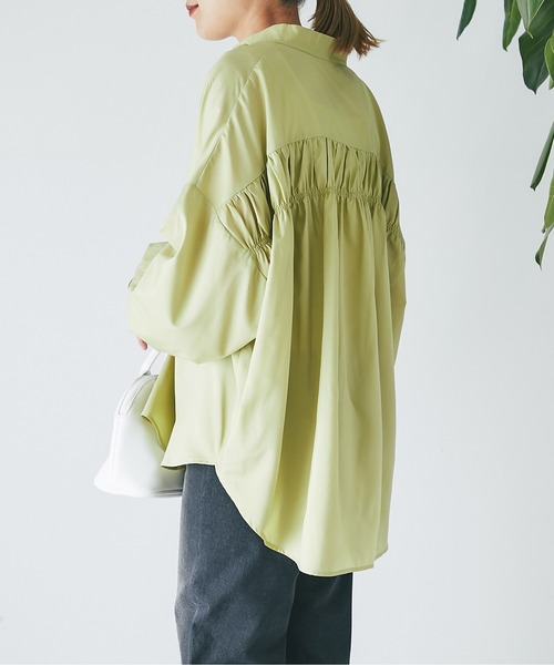 un dix cors（アンディコール）の「スキッパーバックギャザーブラウス（シャツ/ブラウス・レディース・グリーン/チャコールグレー/アイボリー・FREE）」の3枚目の写真