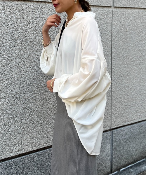 un dix cors（アンディコール）の「スキッパーバックギャザーブラウス（シャツ/ブラウス・レディース・グリーン/チャコールグレー/アイボリー・FREE）」の6枚目の写真