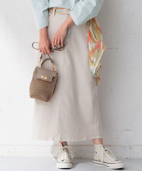 23区(ニジュウサンク)の「【Oggi4月号掲載/洗える】23区DENIM ストレッチ デニムスカート(デニムスカート・レディース・アイボリー系/カーキ系・30/32/34)」の1枚目の写真