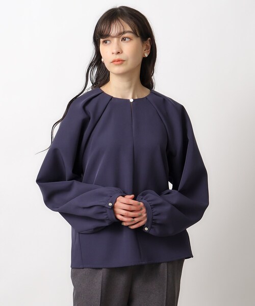 OPAQUE.CLIP（オペークドットクリップ）の「◆フロントボタンタックブラウス【洗濯機洗い可】（シャツ/ブラウス・レディース・ネイビー/オフホワイト/ライトベージュ・36/38/40/42）」の3枚目の写真