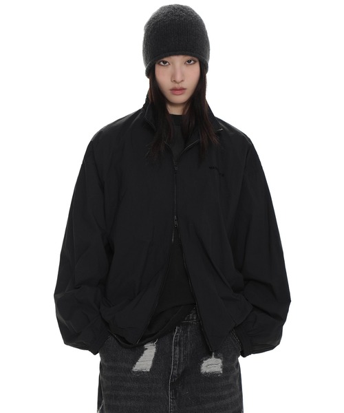 MASONPRINCE（メイソンプリンス）の「オーバーサイズ バックプリント スタンドカラー ナイロン コーチJKT WT4125【MASONPRINCE】（ナイロンジャケット・メンズ・ベージュ/ブラック・L/M/S）」の2枚目の写真
