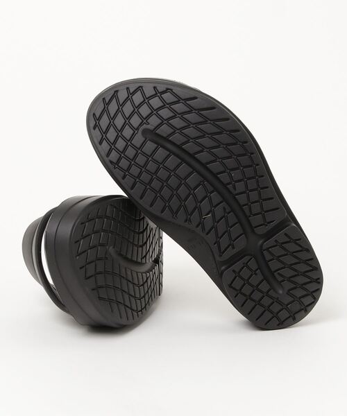 OOFOS(ウーフォス)の「ウーフォス OOFOS OOmega OOahh_Black(サンダル・レディース・ブラック・23.0cm/24.0cm/25.0cm/27.0cm/26.0cm/28.0cm)」の3枚目の写真