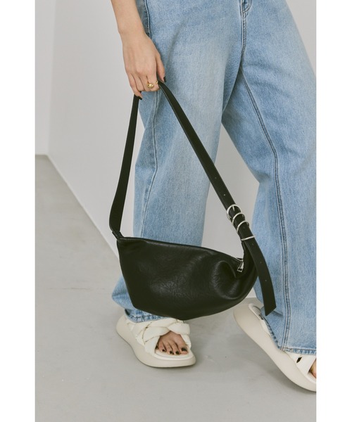 un/neu（アンノイ）の「ムーンメタルリングボディバッグ（ボディバッグ/ウエストポーチ・レディース・ホワイト/ブラック/ブルー・FREE）」の11枚目の写真