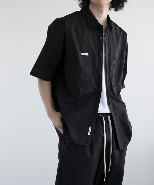 aimoha(アイモハ)の「aimoha men ESSENTIAL ELEGANCE SHORT-SLEEVE SHIRT (SS)(シャツ/ブラウス・メンズ・ブラック/カーキ/ホワイト・MEDIUM/LARGE/X-LARGE/XX-LARGE)」の1枚目の写真