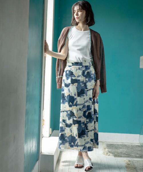 OPAQUE.CLIP（オペークドットクリップ）の「◆幾何プリント サテンナローフレアスカート【洗濯機洗い可】（スカート・レディース・ワイン系1/ネイビー系・40/38/42）」の17枚目の写真