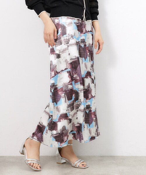 OPAQUE.CLIP（オペークドットクリップ）の「◆幾何プリント サテンナローフレアスカート【洗濯機洗い可】（スカート・レディース・ワイン系1/ネイビー系・40/38/42）」の22枚目の写真