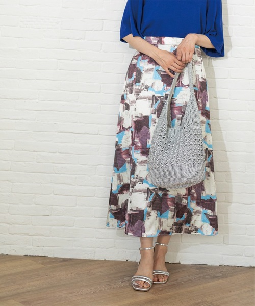 OPAQUE.CLIP（オペークドットクリップ）の「◆幾何プリント サテンナローフレアスカート【洗濯機洗い可】（スカート・レディース・ワイン系1/ネイビー系・40/38/42）」の3枚目の写真