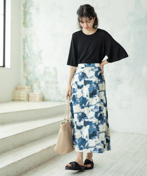 OPAQUE.CLIP（オペークドットクリップ）の「◆幾何プリント サテンナローフレアスカート【洗濯機洗い可】（スカート・レディース・ワイン系1/ネイビー系・40/38/42）」の11枚目の写真