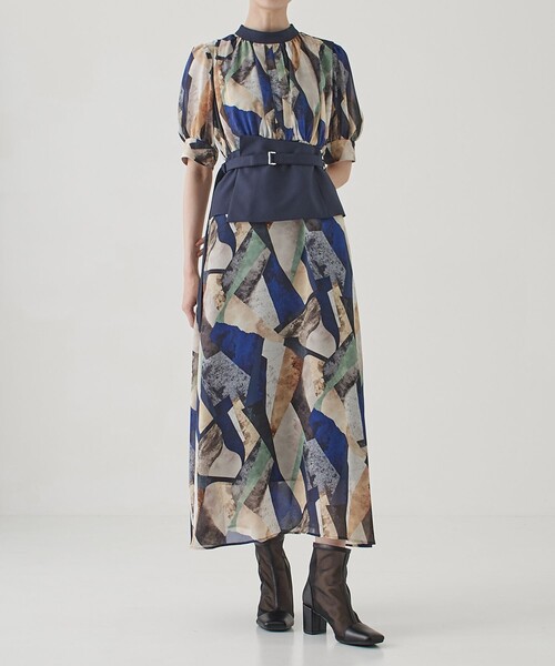 UNITED TOKYO（ユナイテッドトウキョウ）の「アーチスカルプチャープリントワンピース｜ウォッシャブル/オケージョン/半袖/夏服（ワンピース・レディース・ブルー/イエロー・1/2）」の4枚目の写真